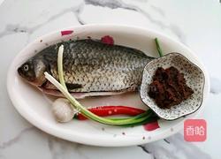 牛肉酱焖鲫鱼的做法图解1