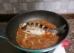 Illustration of braised crucian carp in beef sauce 12
