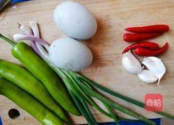 虎皮青椒皮蛋的做法图解1