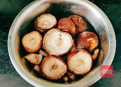 香菇蒸牛腩的做法图解3