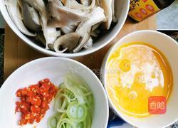 蘑菇炒鸡蛋的做法图解1