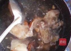 腊猪蹄海带黄豆汤的做法图解2