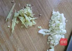 Beef is eaten this way, it is quick, tender and not fat.Illustration of how to stir-fry beef with green onions 13