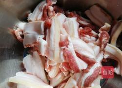 土豆粉蒸肉的做法图解1