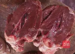 Illustration of how to make dry-fried pork offal 2