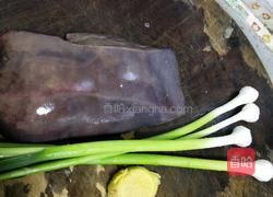 蒜苗炒猪肝的做法图解1