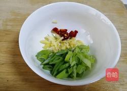 蒜苔炒牛肉的做法图解1