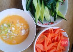 胡萝卜黄瓜炒鸡蛋的做法图解1