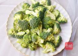 西兰花炒菌菇的做法图解2