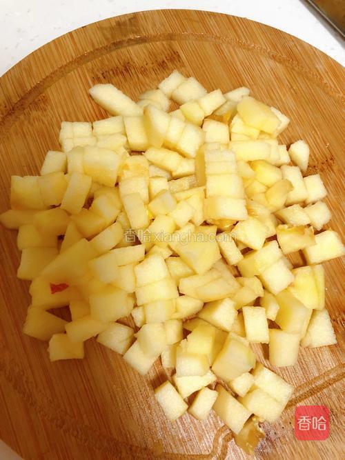 苹果夹心:一个250克左右的苹果去皮切开,一半切成小丁。