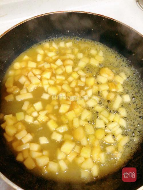 锅里加两勺水,少许淀粉,白糖,搅拌均匀,然后加入苹果丁和苹果泥。