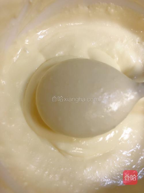 把吉利丁液、酸奶、巧克力液、打发至六成的淡奶油,依次放入奶酪中,搅拌均匀。如果想口感更细腻,可以过筛。