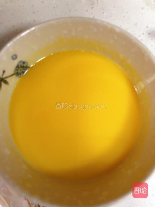 用水、白砂糖、吉利丁粉、淡奶油、黄色巧克力做出黄色淋面酱。