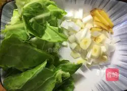 Illustration of how to make fried instant noodles with ham and eggs 2