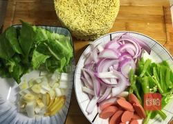 火腿鸡蛋炒方便面的做法图解3