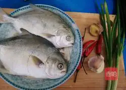 Illustration of how to make braised golden pomfret 1