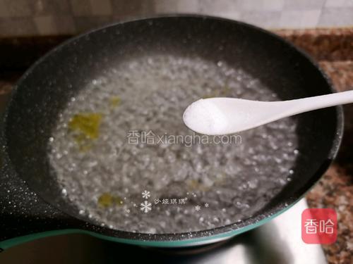 锅里烧水加入适量油和盐。