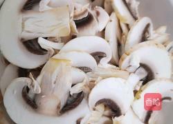 超级鲜的芦笋炒口蘑的做法图解2