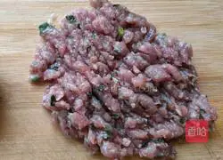 Illustration of how to stuff crucian carp with minced meat 3