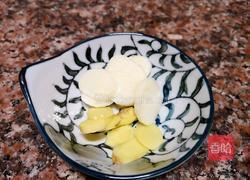 莴笋炒虾仁的做法图解2