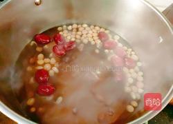 木耳红枣花生牛腱汤的做法图解8