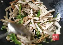 Illustration of how to make green pepper and dried tofu 9