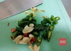 胡萝卜炒肉的做法图解1