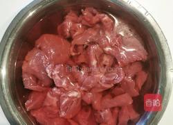 好吃停不下嘴的青椒炒嫩牛肉的做法图解2