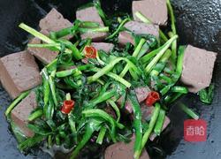 韭菜炒鸭血的做法图解11