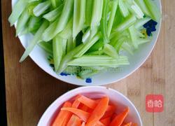 清炒芹菜之青涩的做法图解1