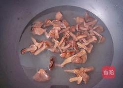 蘑菇炒尖椒的做法图解5