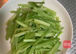 麻辣面筋炒芹菜的做法图解3