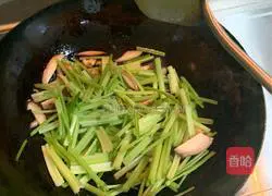 Illustration of how to make spicy gluten-fried celery 5