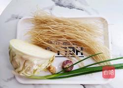 卷心菜炒粉丝的做法图解1