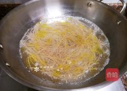 卷心菜炒粉丝的做法图解2