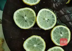 Illustration of how to make rock sugar lemon pulp 2