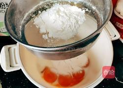 芒果猕猴桃生日蛋糕的做法图解6