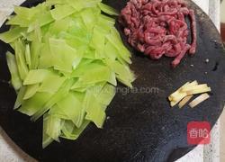 牛肉丝炒莴笋片的做法图解1