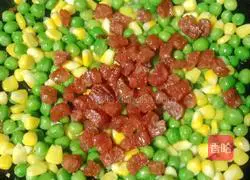 Illustration of how to make fried peas and sausage 11