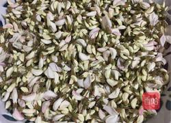 槐花麦饭的做法图解1