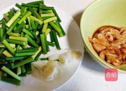 蒜苔炒鸡肉的做法图解1