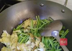 Illustration of how to make fried eggs with garlic moss 4