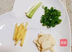 鸡翅根烧荷兰豆的做法图解2