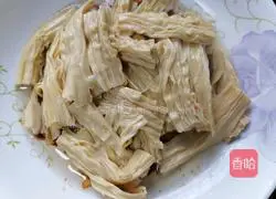 Illustration of how to mix celery with yuba 7