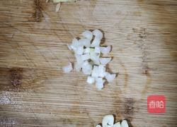 腐竹木耳烧面筋的做法图解1