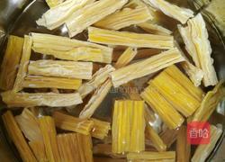 腐竹木耳烧面筋的做法图解2