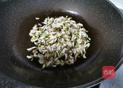 洋槐花炒鸡蛋的做法图解7