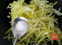 Illustration of how to stir-fry shredded pork with chives 7