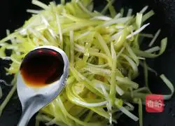 Illustration of how to stir-fry shredded pork with chives 8