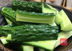 酸脆爽口腌黄瓜的做法图解1